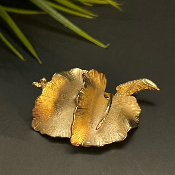 Vintage Signed Giovanni Textured Gold Tone Metal Double Leaf Brooch Pin - Picture 1 of 6